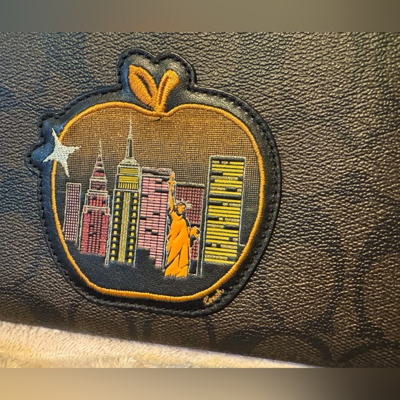 Coach Dempsey Large Phone Wallet In Signature Canvas With Souvenir Skyline Apple - Picture 10 of 10